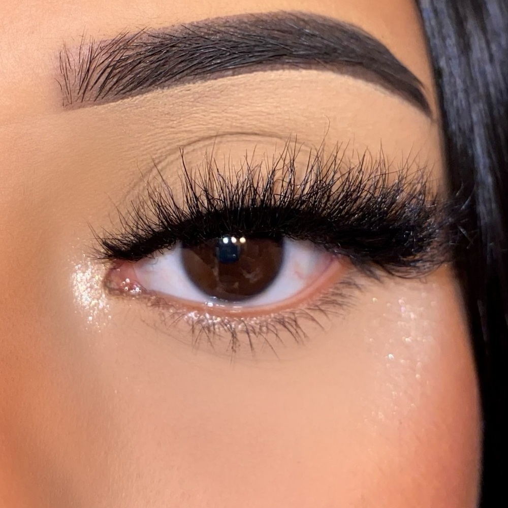 Lavish Voluminous Black False Eyelashes